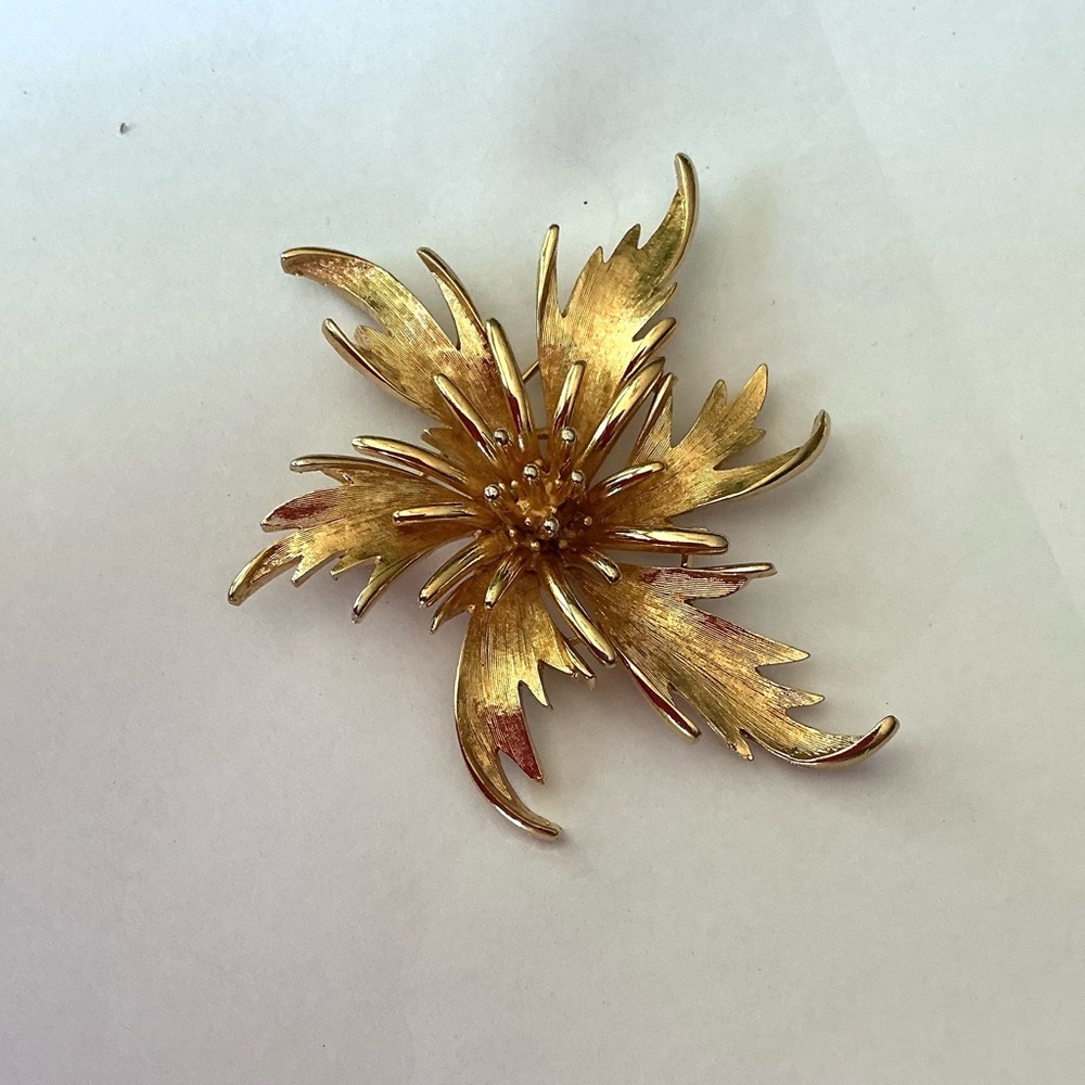 Vintage Corocraft Gold Floral Brooch starburst